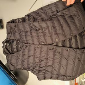 BLACK JACKET SLEEVELESS BRAND UNIQLO